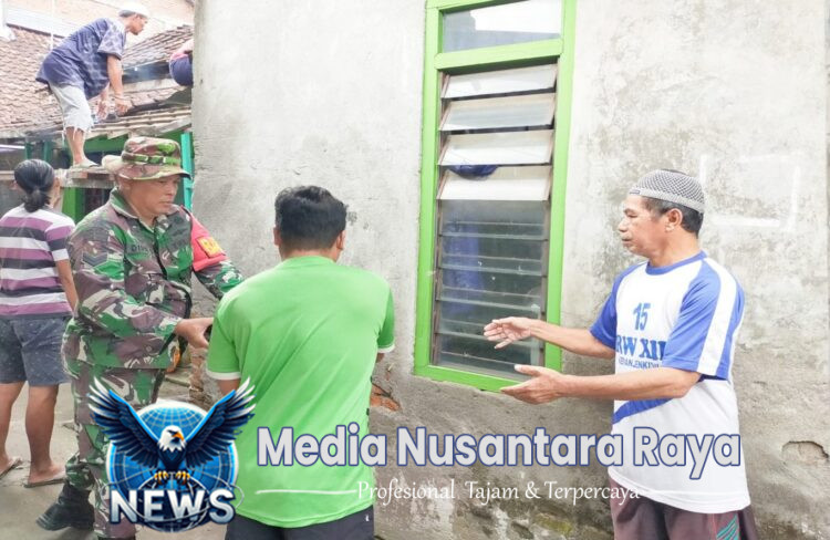 Kepedulian Bersama, Babinsa Beserta Masyarakat Kepanjenkidul Gotong Royong Perbaiki Atap Rumah Warga