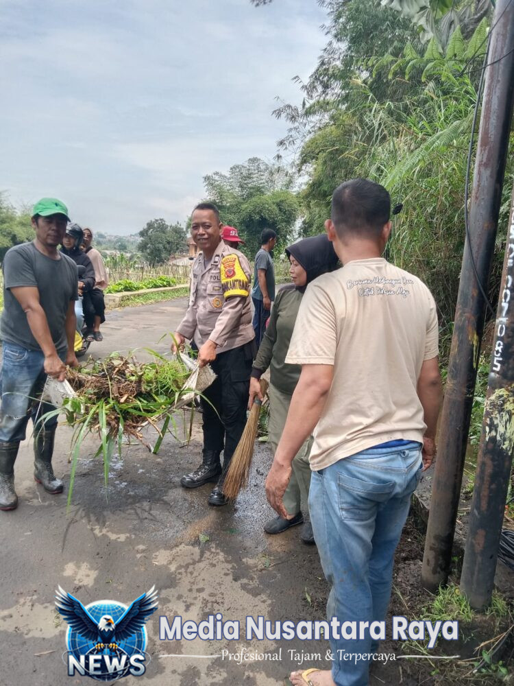 Bhabinkamtibmas Polsek Megamendung Gelar Kegiatan Jum’at Bersih Bersama Warga