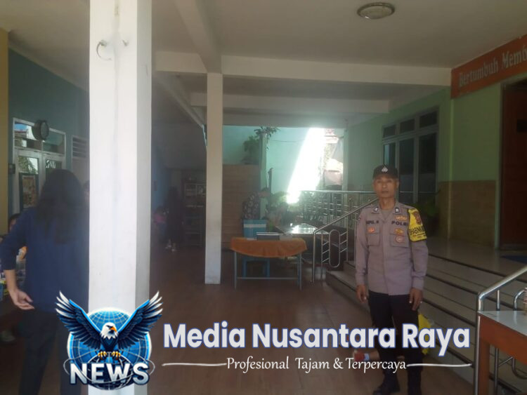 Bhabinkamtibmas Polsek Cisarua Polres Bogor melaksanakan pengamanan Minggu kasih Gereja GSJA Levin Kel.Cisarua