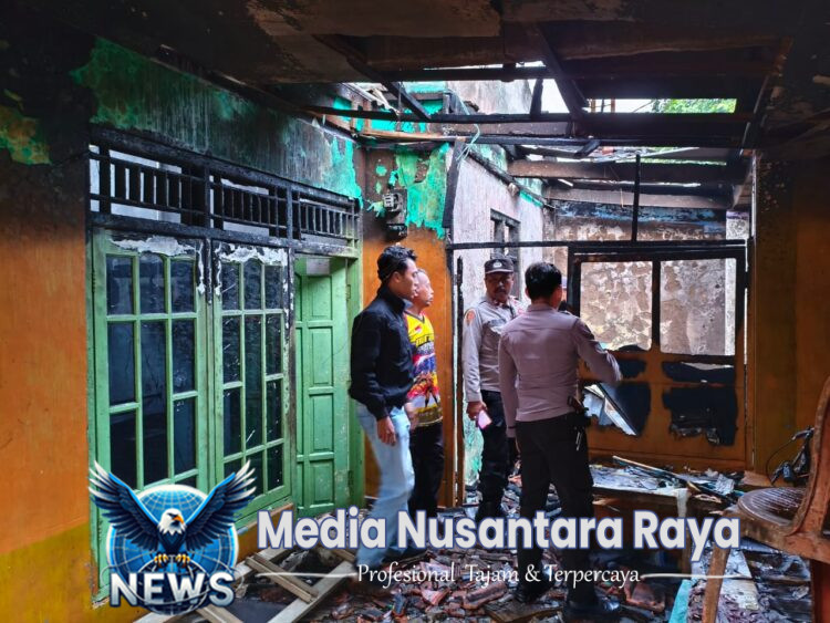 Polsek Setu Cepat Tanggap, Cek TKP dan Bantu Warga Padamkan Kebakaran di Desa Cijengkol