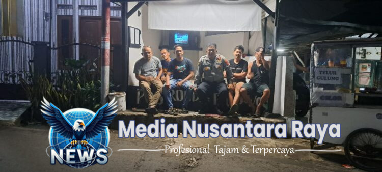 Bhabinkamtibmas Polsek Ciampea Polres Bogor Melaksanakan Kontrol Petugas Ronda Malam Sampaikan Pesan Kamtibmas