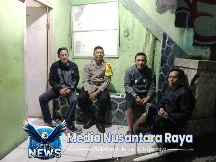 Bhabinkamtibmas Polsek Cisarua Polres Bogor kontrol Siskamling dan sampaikan pesan kamtibmas