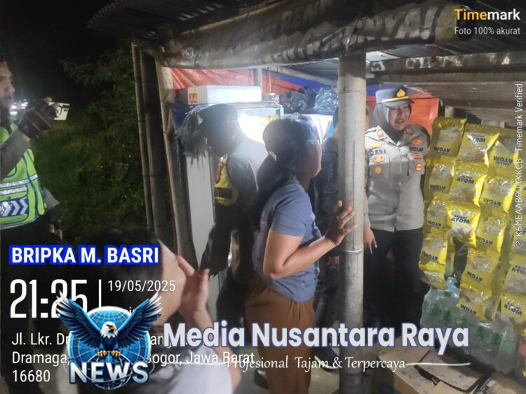 Kapolsek Dramaga Bersama Anggota, Patroli Tempat/Warung Kelontong Yang Diduga Menjual Miras Di Wilayah Hukum Polsek Dramaga