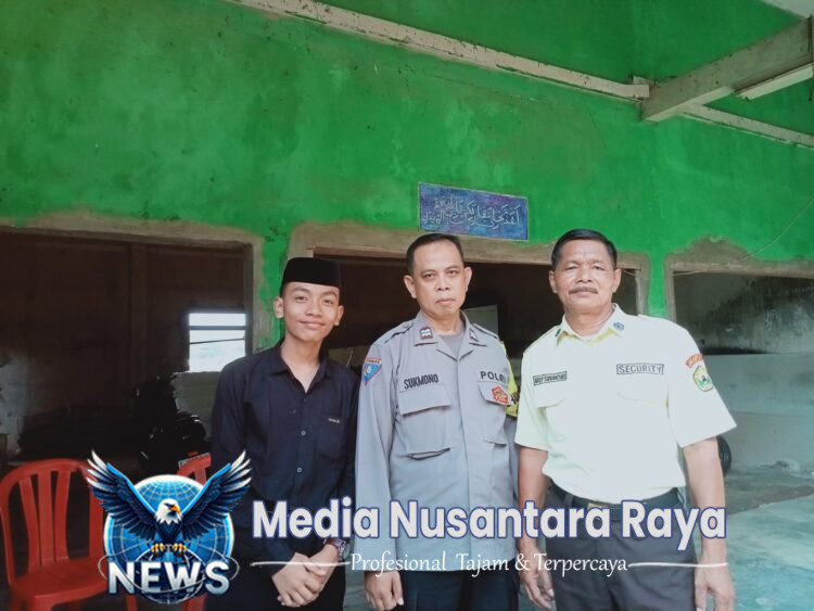 Bhabinkamtibmas Polsek Leuwiliang Polres Bogor Sambangi Warga, Pererat Kedekatan dan Sampaikan Pesan Kamtibmas