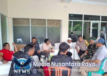 Bhabinkamtibmas Polsek Babakan Madang Sinergi dengan TNI Jalin Kedekatan Bersama Warga Desa Binaan