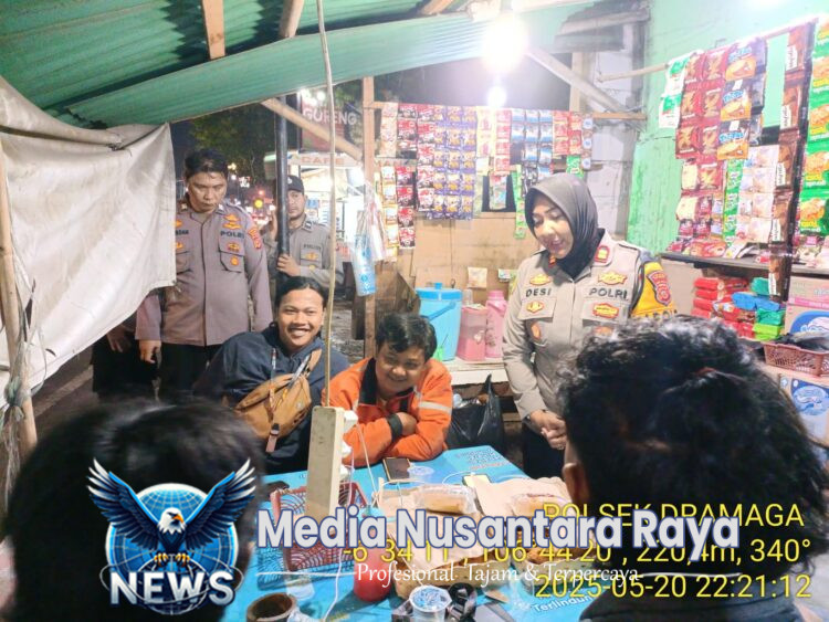 Polsek Dramaga Sinergitas TNI Dan Warga Masyarakat Laksanakan Patroli KRYD Antisipasi Gangguan Kamtibmas Ajak Jaga Kondusifitas, Kapolsek Dramaga Tampak Akrab Berbincang Beri Himbauan