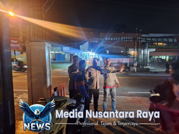 Bhabinkamtibmas Polsek Cisarua Polres Bogor Kontrol Pos Kamling dan Sampaikan Pesan Kamtibmas