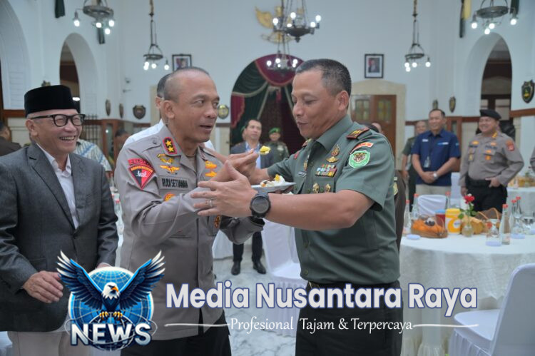 Syukuran HUT Ke-79 Kodam III/Siliwangi, Kapolda Jabar Serahkan Tumpeng dan Tali Asih