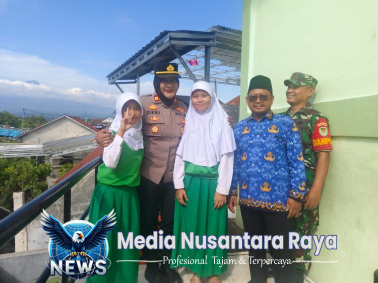 Kapolsek Dramaga Didampingi Bhabinkamtibmas Dan Babinsa Desa Dramaga Giat Kunjungan Ke Instansi Sekolah MI Albayyinah Kecamatan Dramaga, Ajak Jaga Kondusifitas Cegah Gangguan Kamtibmas