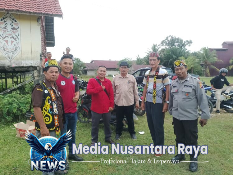 Polsek Kuala Behe Hadiri Kegiatan Pemasangan Adat Tutup Saka Adat Balala Di Kuala Behe