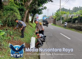 Sinergi Bhabinkamtibmas dan Babinsa Desa Sukamahi Gelar Kerja Bhakti Kamsih, Tingkatkan Kebersihan Lingkungan