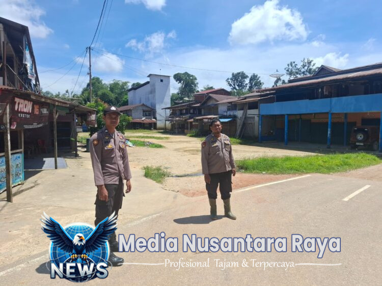 Warga Kuala Behe Sedang Melangsungkan Adat Balala Polsek Kuala Behe Lakukan Monitoring