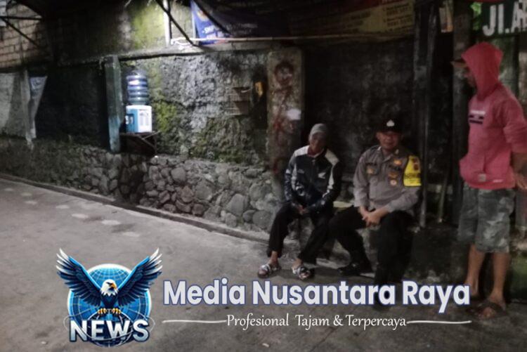 Bhabinkamtibmas Polsek Cisarua Kontrol Siskamling dan Berikan Pesan Kamtibmas kepada Warga