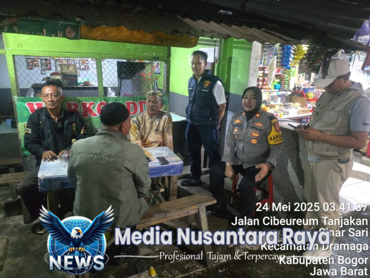 Polsek Dramaga Laksanakan Patroli KRYD Antisipasi Gangguan Kamtibmas Ajak Jaga Kondusifitas, Kapolsek Dramaga Tampak Akrab Berbincang Beri Himbauan