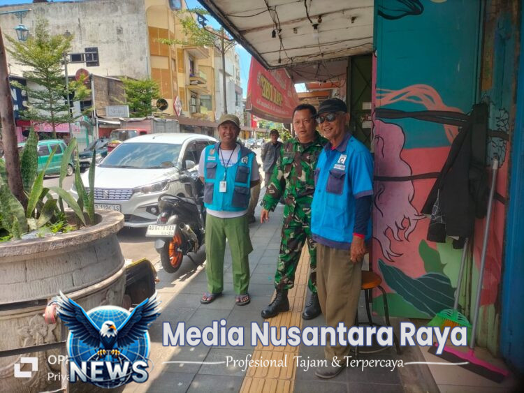 Ngobrol Santai Babinsa Kemlayan Dengan Juru Parkir.