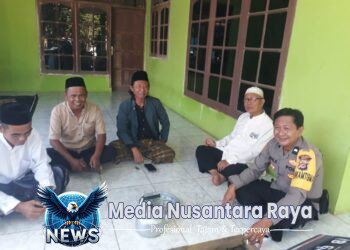 Bhabinkamtibmas Polsek Parung menjalin kedekatan Dengan masyarakat Desa binaan.