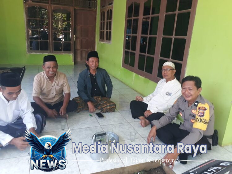 Bhabinkamtibmas Polsek Parung menjalin kedekatan Dengan masyarakat Desa binaan.