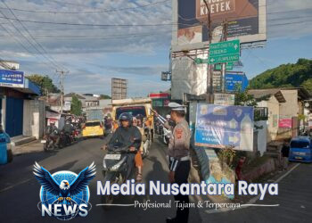 Anggota Polsek Ciampea Polres Bogor Laksanakan Pengaturan Lalu Lintas Pagi Hari