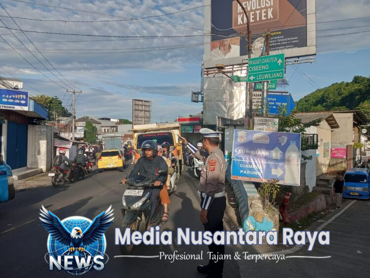 Anggota Polsek Ciampea Polres Bogor Laksanakan Pengaturan Lalu Lintas Pagi Hari
