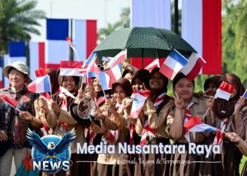 Bendera Berkibar Senyum Terkembang, Antusiasme Siswa Sambut Kunjungan Kenegaraan Presiden Prancis