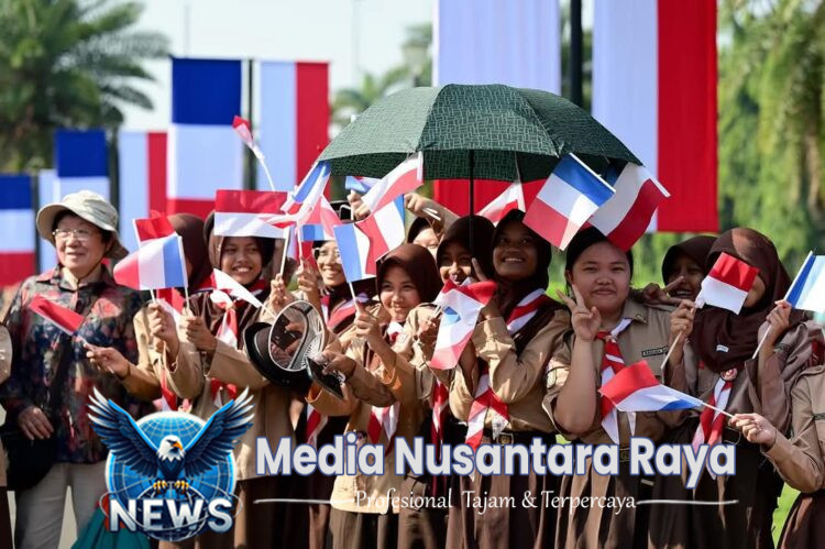 Bendera Berkibar Senyum Terkembang, Antusiasme Siswa Sambut Kunjungan Kenegaraan Presiden Prancis