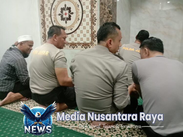 Bhabinkamtibmas Polsek Megamendung Laksanakan Sholat Subuh Berjamaah, Jalin Kedekatan dengan Warga