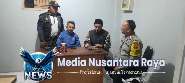 Bhabinkamtibmas Polsek Cisarua Polres Bogor, kontrol Pos kamling dan sampaikan pesan kamtibmas