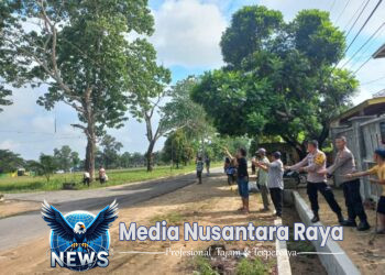 Polsek Seputih Surabaya Bersama Warga Tebang Pohon Mati Demi Keselamatan Bentuk Nyata Kepedulian dan Sinergitas