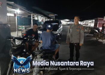 Anggota Polsek Mandor Lakukan Patroli Malam, Sapa Warga dengan Humanis