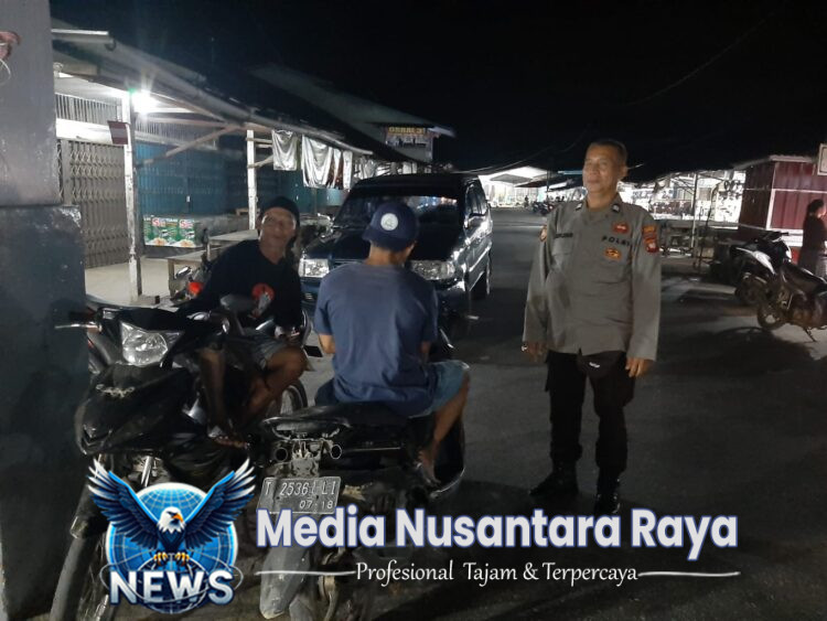 Anggota Polsek Mandor Lakukan Patroli Malam, Sapa Warga dengan Humanis