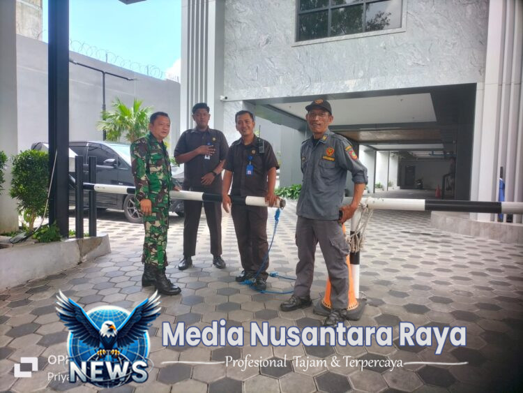 Aksi Humanis Babinsa, Obrolan Hangat Serka Priyanto dengan Security Hotel Moxy Selipkan Jaga Keamanan