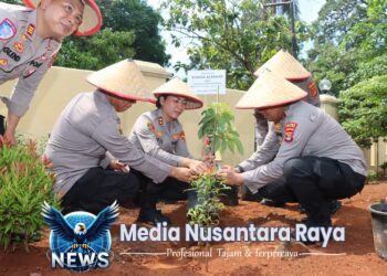 Lestarikan Lingkungan, Kapolres Lampung Timur Tanam Pohon di Polsek Mataram Baru
