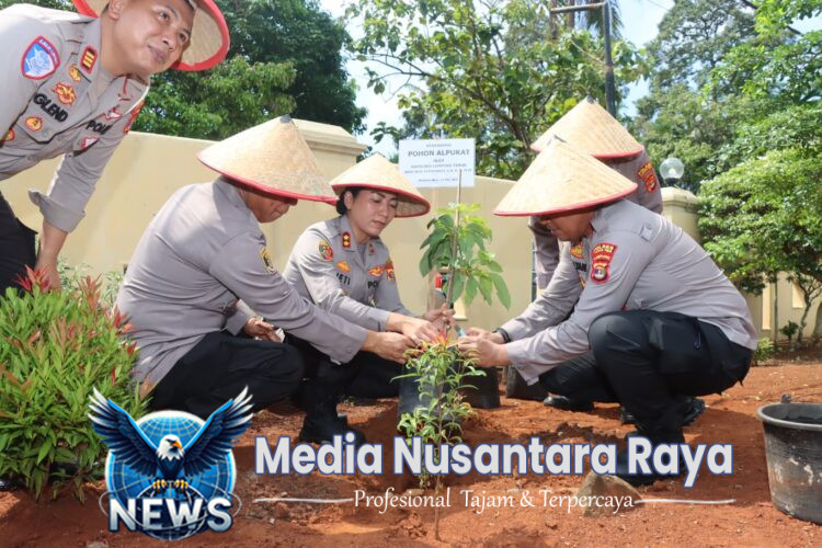Lestarikan Lingkungan, Kapolres Lampung Timur Tanam Pohon di Polsek Mataram Baru