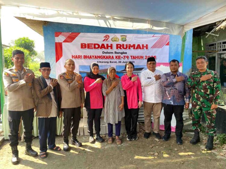 Kapolres Metro Bekasi Laksanakan Bakti Sosial Bedah Rumah dalam Rangka Hari Bhayangkara ke-79