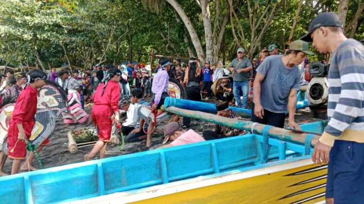 Babinsa Desa Lebakharjo Hadiri Tasyakuran Petik Laut di Pantai Licin