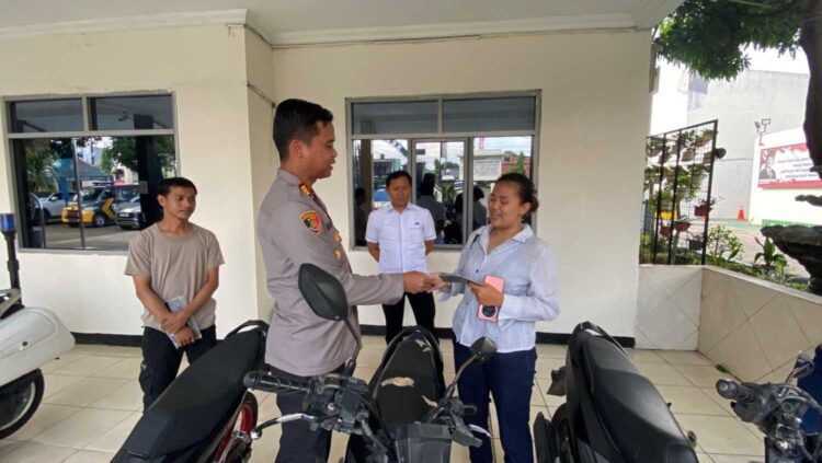Wujud Nyata Pengabdian Polri : Polsek Cikarang Barat Kembalikan Kendaraan Warga yang Hilang