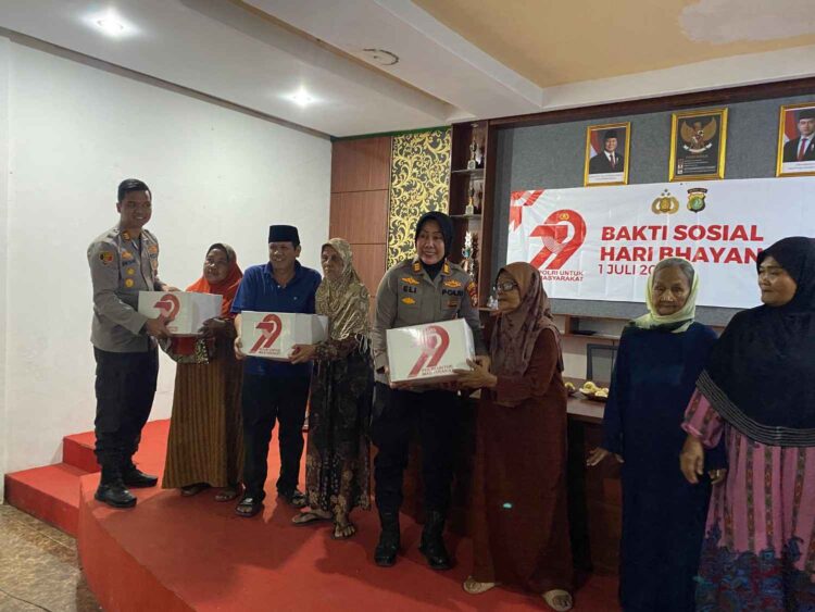 Sambut HUT Bhayangkara ke – 79, Polsek Cikarang Barat Gelar Bakti Sosial di Desa Sukadanau, 100 Paket Sembako Dibagikan kepada Warga