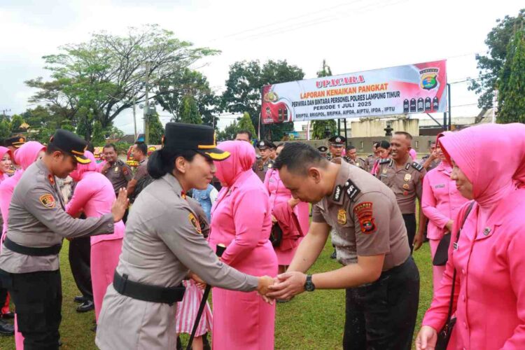 Kapolres Lampung Timur Pimpin Upacara Kenaikan Pangkat 72 Personel