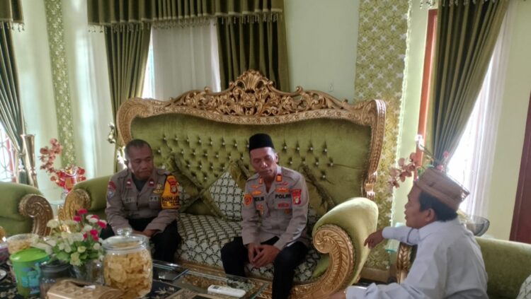 Kapolsek Cibarusah Perkuat Hubungan dengan Tokoh Agama melalui Silaturahmi