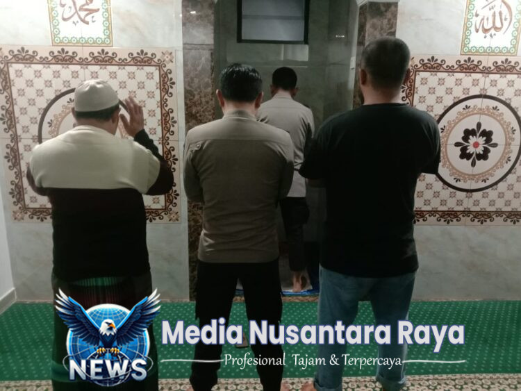 Bhabinkamtibmas Desa Cipayung Girang Polsek Megamendung Laksanakan Sholat Subuh Berjamaah Bersama Warga