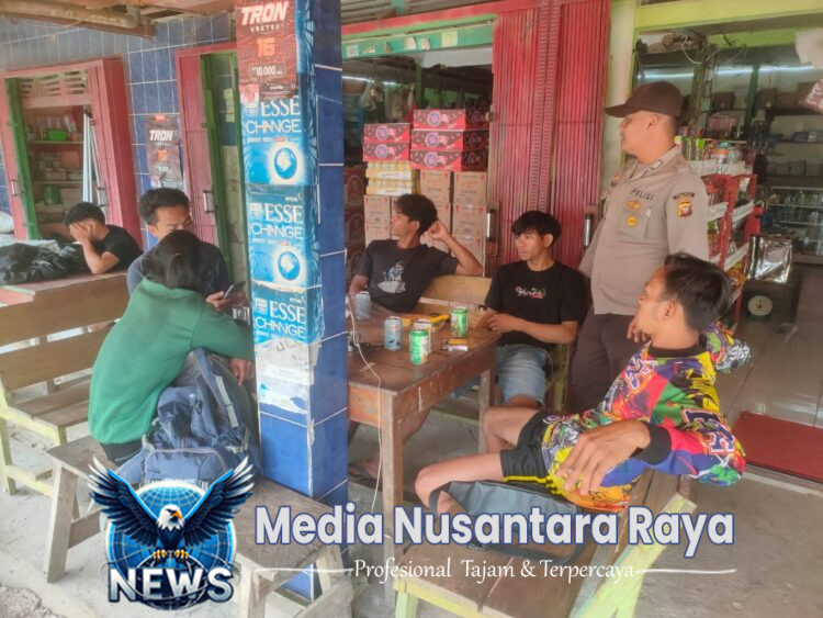Ciptakan Rasa Aman, Personel Polsek Air Besar Patroli Sapa Warga”