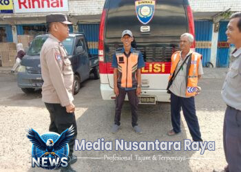 Personel Sat Binmas Polres Lampung Utara Sambangi Tukang Parkir, Berikan Himbauan Kamtibmas