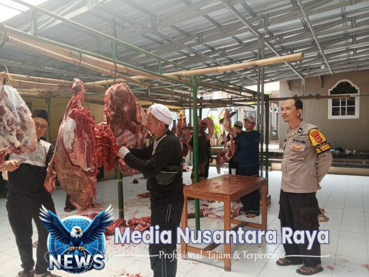 Bhabinkamtibmas Polsek Ciampea Polres Bogor Laksanakan Kontrol Penyembelihan Hewan Kurban di Desa Cibuntu