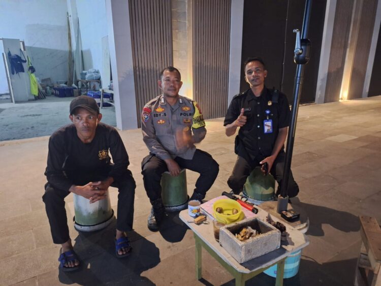 Bhabinkamtibmas Polsek Cisarua Polres Bogor Aktifkan Pos Kamling dan Imbau Warga Tingkatkan Kewaspadaan