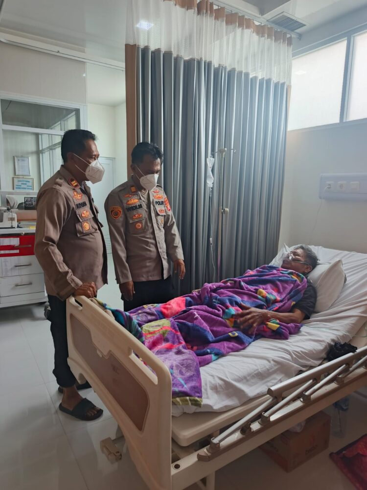 Kapolsek Cibarusah Berikan Perhatian kepada Karyawan yang Sakit