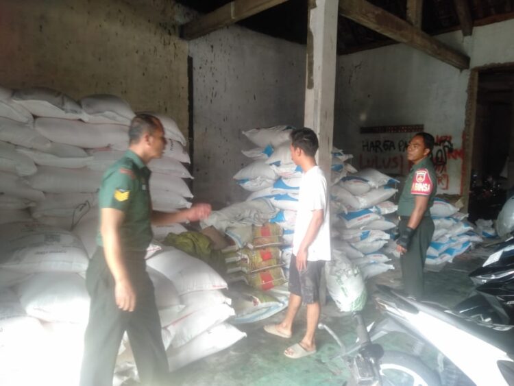 Babinsa Sidak Harga Pupuk, Pastikan Petani Tak Terbebani