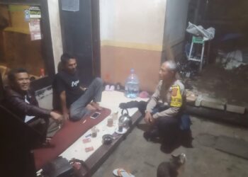 Bhabinkamtibmas Polsek Cisarua Aktifkan Kembali Siskamling, Cek Pos Kamling dan Beri Imbauan Kamtibmas