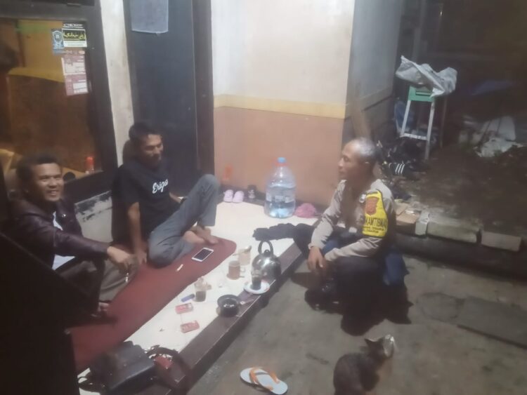 Bhabinkamtibmas Polsek Cisarua Aktifkan Kembali Siskamling, Cek Pos Kamling dan Beri Imbauan Kamtibmas