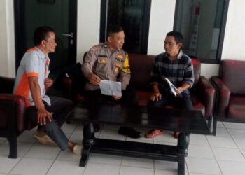 Bhabinkamtibmas Polsek Cisarua Sambangi Warga Desa Cibeureum Demi Wujudkan Kamtibmas Kondusif