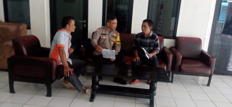 Bhabinkamtibmas Polsek Cisarua Sambangi Warga Desa Cibeureum Demi Wujudkan Kamtibmas Kondusif